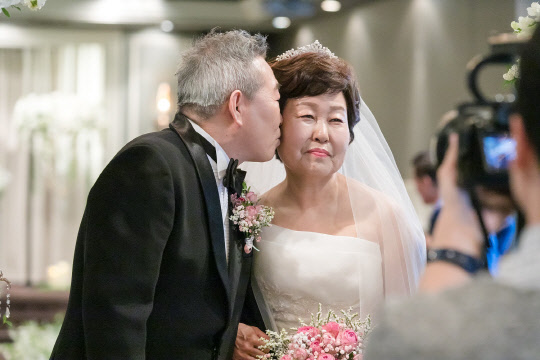 지난 13일 서울 켄싱턴호텔 여의도에서 진행한 리마인드 웨딩 이벤트에서 최진희씨(왼쪽), 이은자씨가 기념촬영을 하고 있다. <켄싱턴호텔앤리조트 제공>